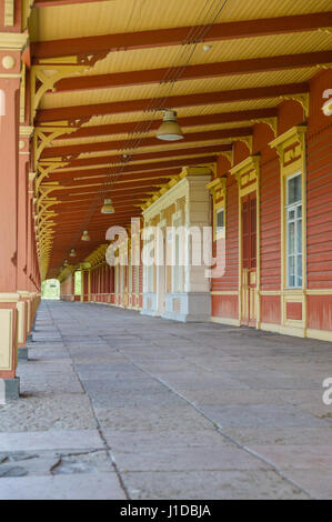 Alten Retro-Stil Bahnhof Bahnsteig in Haapsalu, Estland Stockfoto