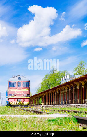 Retro-Lok Zug und unwirksame Bahnhof in Haapsalu, Estland Stockfoto