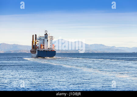 Container-Schiff geht auf Europäisches Nordmeer, Rückansicht, Trondheim region Stockfoto