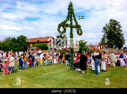 MITTSOMMER-Feierlichkeiten in Södermanland Schweden 2004 mit spielt und tanzt um den Pol Stockfoto