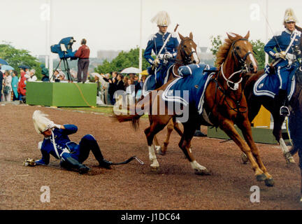 Reiter von seinem Pferd fallen, wenn Steigbügel ab 1993 geht Stockfoto