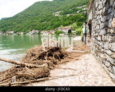 Comer See - Italien: 2016 Juni 18: Überschwemmung des Comer Sees am Ufer von der Nordwestküste der Länder in Pianello Lario Dongo, Domaso. Nachdem er Stockfoto