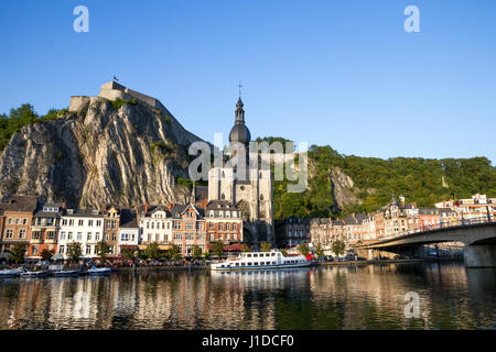 Blick auf die touristische Stadt Dinant und seiner Zitadelle in den Ardennen, Belgien. Stockfoto