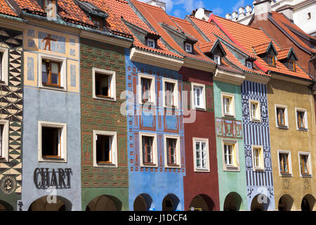 POZNAN, Polen - 20. August 2014: Farbenfrohe Häuser auf dem zentralen Platz in Poznan, Polen. Die Stadt ist die 4. größte und 3. meistbesuchte Stadt in Stockfoto