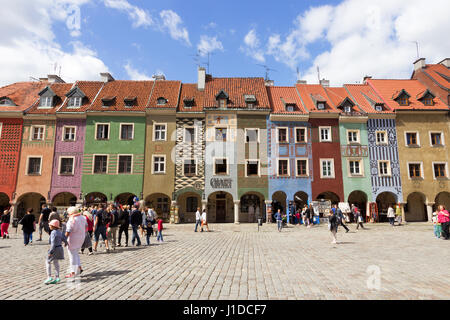 POZNAN, Polen - 20. August 2014: Farbenfrohe Häuser auf dem zentralen Platz in Poznan, Polen. Die Stadt ist die 4. größte und 3. meistbesuchte Stadt in Stockfoto