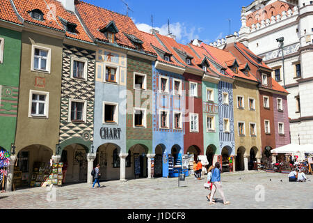 POZNAN, Polen - 20. August 2014: Farbenfrohe Häuser auf dem zentralen Platz in Poznan, Polen. Die Stadt ist die 4. größte und 3. meistbesuchte Stadt in Stockfoto