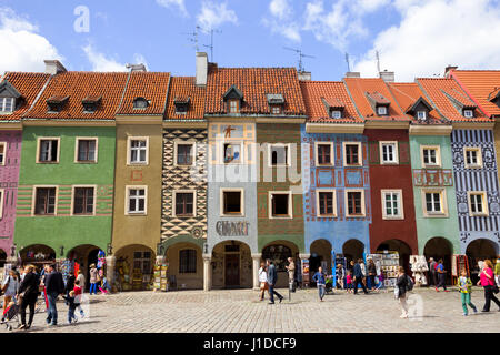 POZNAN, Polen - 20. August 2014: Farbenfrohe Häuser auf dem zentralen Platz in Poznan, Polen. Die Stadt ist die 4. größte und 3. meistbesuchte Stadt in Stockfoto