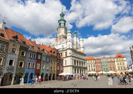 Posen, Polen - 20. August 2014: Bunte Hauptplatz und Rathaus von Poznan in Polen. Stockfoto