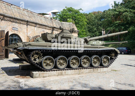 Posen, Polen - 20. August 2014: Erhaltene t-72 Panzer auf dem Display vor das Armeemuseum Poznań. Stockfoto