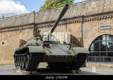 Posen, Polen - 20. August 2014: Erhaltene t-55 Panzer auf dem Display vor das Armeemuseum Poznań. Stockfoto