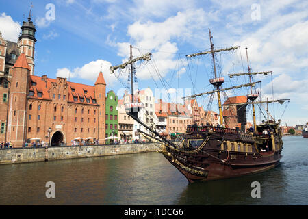 Danzig, Polen - 21. August 2014: Galeon Lew Kreuzfahrt Ankunft in der Stadt Danzig. Die Stadt ist die historische Hauptstadt des polnischen Pommern mit volkreichsten Stockfoto