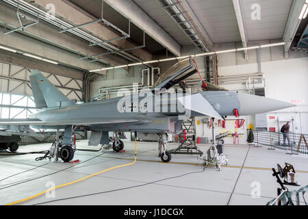 LAAGE, Deutschland - 23. August 2014: German Air Force Eurofighter Typhoon Kampfjet in einem Hangar der Laage Airbase offenen Tür. Stockfoto