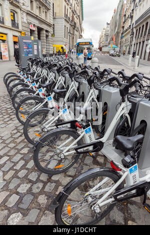 MADRID, Spanien - 10. Oktober 2014: Fahrräder geparkt auf dem Bürgersteig, Zugehörigkeit zu Madrid öffentliche System (BiciMad) in Madrid. Stockfoto