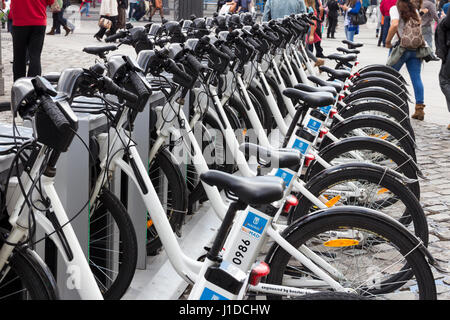 MADRID, Spanien - 10. Oktober 2014: Fahrräder geparkt auf dem Bürgersteig, Zugehörigkeit zu Madrid öffentliche System (BiciMad) in Madrid. Stockfoto