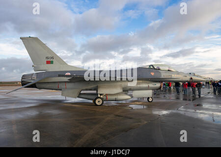 TORREJON, Spanien - 11. Oktober 2014: Portugiesische Luftwaffe f-16 Kampfjet Flugzeug auf dem Rollfeld von Torrejon Airbase. Stockfoto