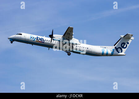 AMSTERDAM, Niederlande - 21. April 2015: Bombardier Dash 8 Q400 Flugzeug von FlyBe ausziehen aus SChilhol Flughafen. Stockfoto