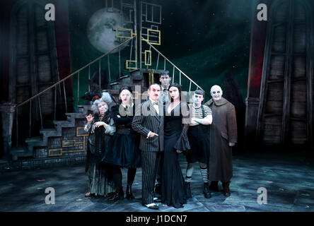 (v.l.) Valda Aviks als Oma Addams, Carrie Hope Fletcher als Mittwoch, Cameron Blakely wie Gomez, Dickon Gough als Stich, Samantha Womack als Morticia, Grant McIntyre als Pugsley und Les Dennis als Onkel Fester vor eine Generalprobe von The Addams Family musical, wodurch die UK-Premiere am Festival Theatre in Edinburgh vor dem Einschiffen auf einer UK-Tour. Stockfoto