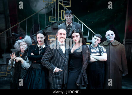 (v.l.) Valda Aviks als Oma Addams, Carrie Hope Fletcher als Mittwoch, Cameron Blakely wie Gomez, Dickon Gough als Stich, Samantha Womack als Morticia, Grant McIntyre als Pugsley und Les Dennis als Onkel Fester vor eine Generalprobe von The Addams Family musical, wodurch die UK-Premiere am Festival Theatre in Edinburgh vor dem Einschiffen auf einer UK-Tour. Stockfoto