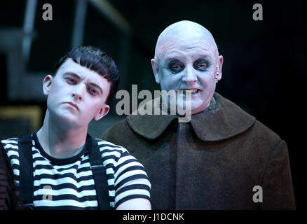 Les Dennis (rechts) als Onkel Fester vor eine Generalprobe von The Addams Family musical, wodurch die UK-Premiere am Festival Theatre in Edinburgh vor dem Einschiffen auf einer UK-Tour. Stockfoto