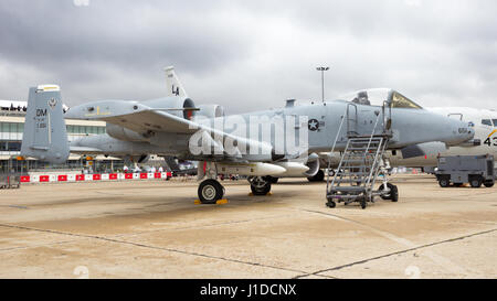 PARIS - LE BOURGET - 18. Juni 2015: US Air Force A-10A Warthog bekämpfen Flugzeug von Davis-Monthan Air Force Base auf dem Display an der 51. internationalen Pari Stockfoto