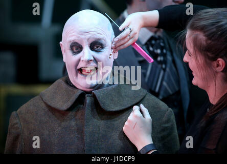 Les Dennis als Onkel Fester vor eine Generalprobe von The Addams Family musical, wodurch die UK-Premiere am Festival Theatre in Edinburgh vor dem Einschiffen auf einer UK-Tour. Stockfoto