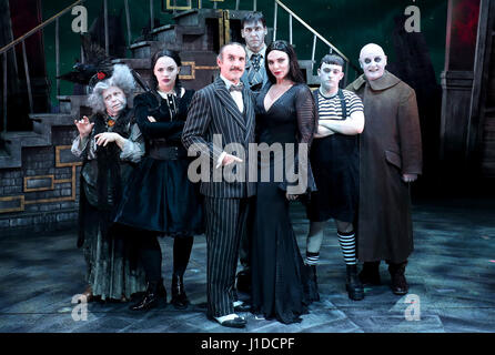 (v.l.) Valda Aviks als Oma Addams, Carrie Hope Fletcher als Mittwoch, Cameron Blakely wie Gomez, Dickon Gough als Stich, Samantha Womack als Morticia, Grant McIntyre als Pugsley und Les Dennis als Onkel Fester vor eine Generalprobe von The Addams Family musical, wodurch die UK-Premiere am Festival Theatre in Edinburgh vor dem Einschiffen auf einer UK-Tour. Stockfoto