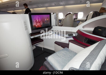 PARIS - 18. Juni 2015: Layout der Business Class-Kabine eines Flugzeugs Qatar Airways Airbus A380. Stockfoto