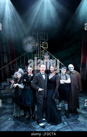 (v.l.) Valda Aviks als Oma Addams, Carrie Hope Fletcher als Mittwoch, Cameron Blakely wie Gomez, Dickon Gough als Stich, Samantha Womack als Morticia, Grant McIntyre als Pugsley und Les Dennis als Onkel Fester vor eine Generalprobe von The Addams Family musical, wodurch die UK-Premiere am Festival Theatre in Edinburgh vor dem Einschiffen auf einer UK-Tour. Stockfoto