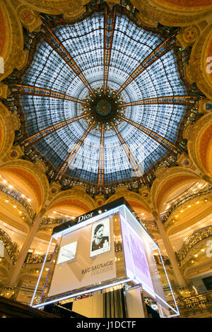 PARIS, Frankreich - 18. Juni 2015: Innenraum der Galeries Lafayette in Paris. Der Architekt Georges Chedanne entwarf im Store, wo ein Jugendstil-glas Stockfoto