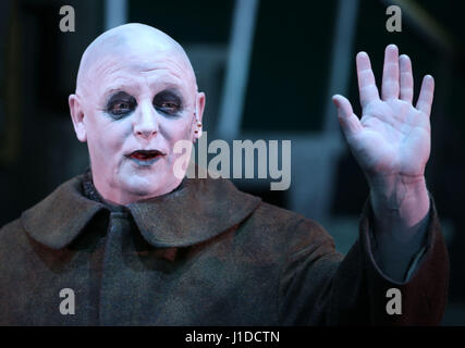 Les Dennis als Onkel Fester vor eine Generalprobe von The Addams Family musical, wodurch die UK-Premiere am Festival Theatre in Edinburgh vor dem Einschiffen auf einer UK-Tour. Stockfoto