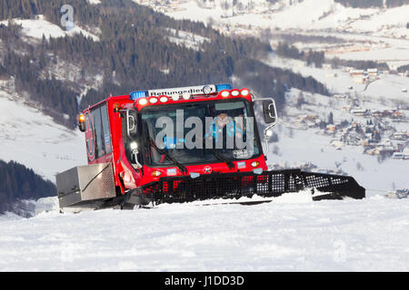 FLACHAU, Österreich - 27. Dezember 2012: Pistenfahrzeug auf der Skipiste im Ski Resort Stadt von Flachau. Diese Pisten sind Teil des Netzwerks Ski-Armada, die Stockfoto