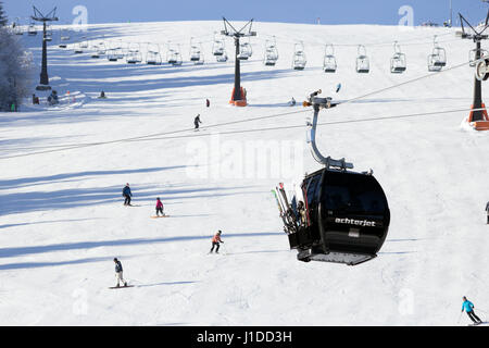 FLACHAU, Österreich - 29. Dezember 2012: Skilift Kabel Stand der Piste in den österreichischen Alpen hinauf. Diese Pisten sind Teil des Netzwerks Ski-Armada, die la Stockfoto