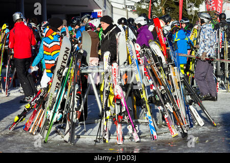 FLACHAU, Österreich - 29. Dezember 2012: Die Leute an die Pisten in Ski-Resort-Stadt von Flachau in den österreichischen Alpen. Diese Pisten sind Bestandteil der Ski-Arm Stockfoto