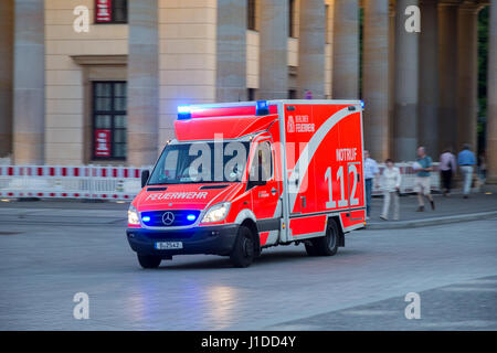 BERLIN, Deutschland - 22. Mai 2014: Mercedes-Benz Sprinter Feuerwehrauto beschleunigt zu einem Notfall in der Nähe Brandenburger Tor in Berlin, Deutschland. Stockfoto