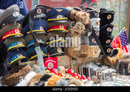 BERLIN, Deutschland - 23. Mai 2014: Verkauf Stand der sowjetischen und DDR-Militaria-Souvenirs in der Nähe von Checkpoint Charlie. Stockfoto