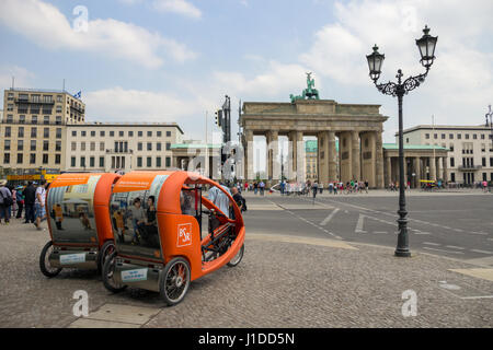 BERLIN, Deutschland - 23. Mai 2014: Taxi Fahrräder vor dem Brandenburger Tor in Berlin, Deutschland. Stockfoto