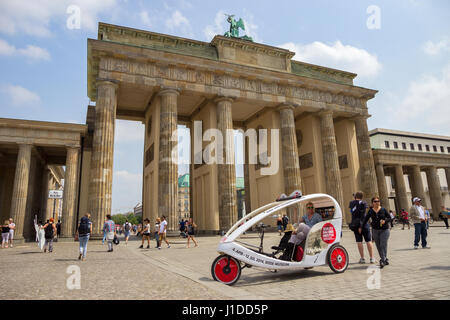 BERLIN, Deutschland - 23. Mai 2014: Taxi Fahrrad wartet vor dem Brandenburger Tor in Berlin, Deutschland. Insgesamt 5.334 Kilometer Straßen laufen throug Stockfoto