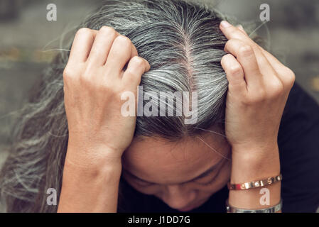Closeup traurig asiatische junge schöne Frau und graues Haar mit besorgt gestresster Gesichtsausdruck blickte Stockfoto