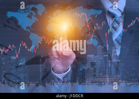 Trading Aktien Finanzkonzept mit Geschäftsmann mit Technologie zur weltweiten Markt Bestandsdaten über Stadtbild Nachtansicht überprüfen Stockfoto