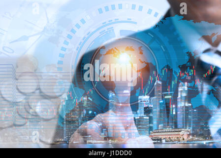 Trading Aktien Finanzkonzept mit Geschäftsmann globalen Netzwerk und Datenaustausch zu berühren, weltweiten Markt Lager über Stadtbild Nachtansicht zu überprüfen Stockfoto