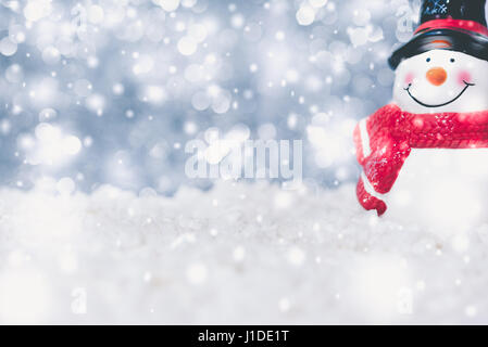 Schneemann auf Schneefall Wintersaison mit Vintage-Stil Stockfoto
