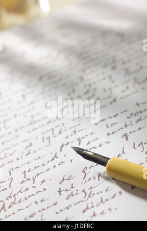 Handgeschriebene Korrespondenz auf Papier mit Bister, alte Feder Stift auf der ersten Ebene und Schatten im Hintergrund Stockfoto