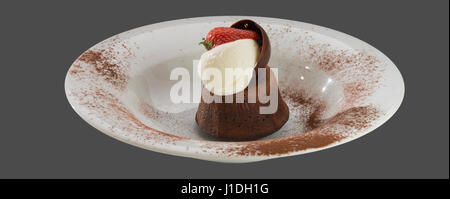 Schokoladen Becher serviert mit Eis und Dekoration von Schokolade und Erdbeeren Stockfoto