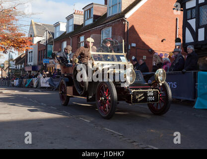 Eine 1904 De Dion Buton, die von Kevin Mate gefahren wird, passiert die Crawley High Street während des 2016 von London nach Brighton Veteran Car Run Stockfoto