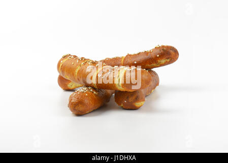 frische Brötchen auf weißem Hintergrund Stockfoto