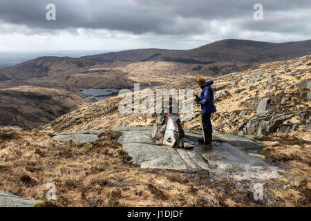 Walker und Denkmal für zwei Besatzungen, die ihr Leben verloren, wenn ihr F-111E Flugzeug stürzte auf Criagnaw, Galloway Hills, Schottland 19. Dezember 1979 Stockfoto