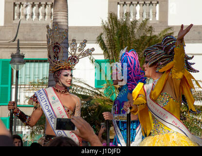 Las Palmas de Gran Canaria, Spanien - März 04: Drag Queen und Wettbewerb Finalisten Gruppe am Main Karnevalsumzug, 4. März 2017 in Las Palmas de Gran Stockfoto