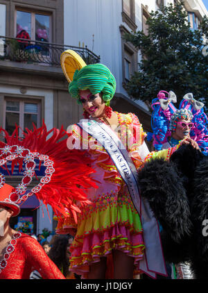 Las Palmas de Gran Canaria, Spanien - März 04: Drag Queen Wettbewerb Finalist begrüßt das Publikum am Main Karnevalsumzug, 4. März 2017 in Las Palmas Stockfoto