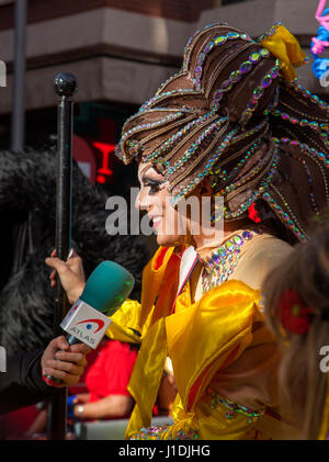 Las Palmas de Gran Canaria, Spanien - März 04: Drag Queen Wettbewerb Finalist spricht vor der Presse am Main Karnevalsumzug, 4. März 2017 in Las Palm Stockfoto