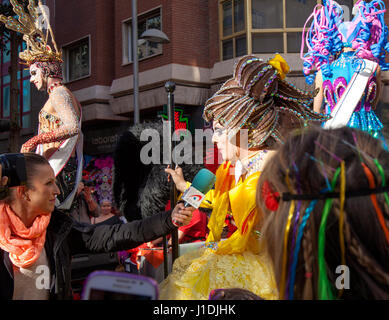 Las Palmas de Gran Canaria, Spanien - März 04: Drag Queen Wettbewerb Finalist spricht vor der Presse am Main Karnevalsumzug, 4. März 2017 in Las Palm Stockfoto